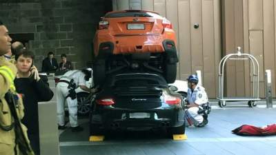 Горе-парковщик отеля припарковал Porsche 911 под кроссовер Subaru