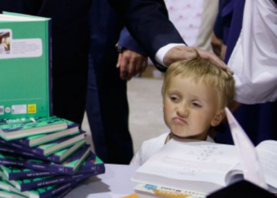 Сеть насмешило фото Порошенко и недовольного мальчика