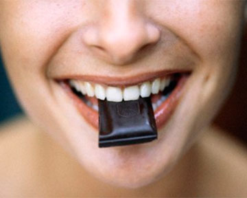 Темный шоколад предотвращает появление морщин