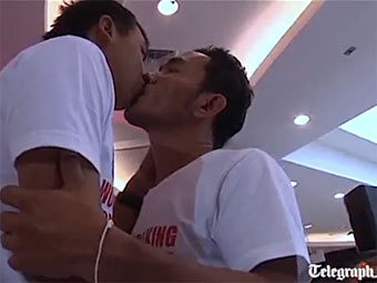 Тайские геи установили рекорд длительности поцелуя