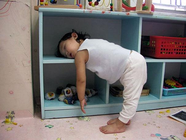17 снимков, доказывающих, что дети могут спать где угодно (ФОТО)