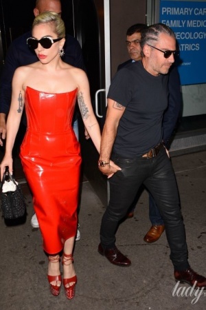 Леди Гага приятно удивила поклонников эффектными нарядами
