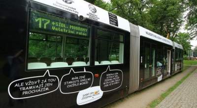 В Праге появился трамвай, украшенный отговорками «безбилетников» 
