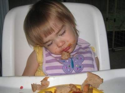 Забавные детки, готовые спать во время еды