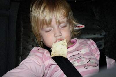 Забавные детки, готовые спать во время еды