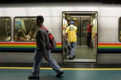 Бумаги не хватает: в Венесуэле властям пришлось сделать метро бесплатным