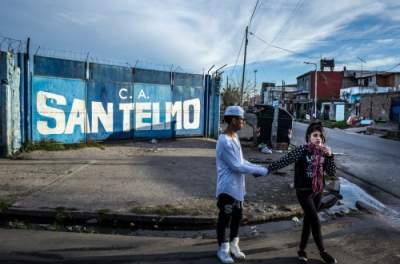  Фотограф показал, как живется беспризорникам в Буэнос-Айресе. Фото