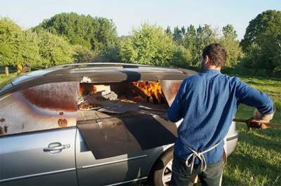 Предприимчивый итальянец сделал из машины печь для пиццы