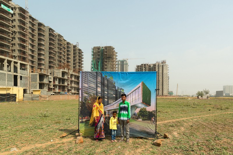 Фотограф из Парижа снимает бедных людей Индии на фоне плакатов