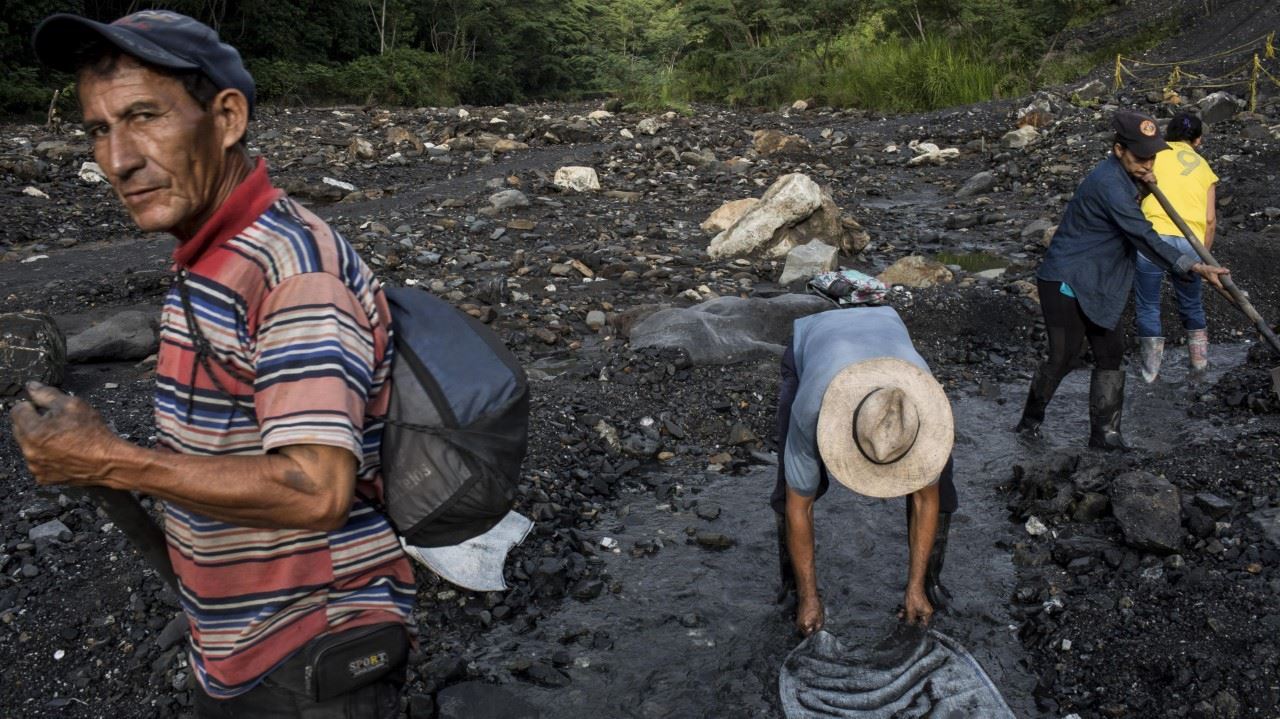 Нелегальная добыча изумрудов в Колумбии