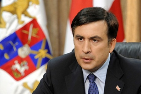 Саакашвили решил выдать каждой грузинской семье по 13 долларов