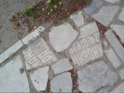 «Облагородили»: в России тротуар замостили надгробными плитами