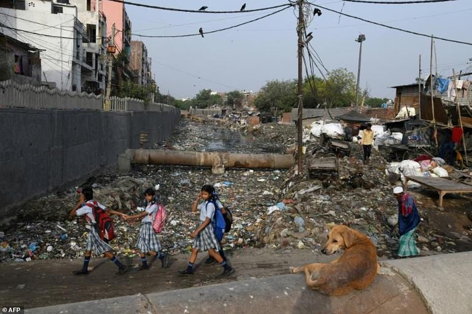 Индийские трущобы полностью завалены мусором