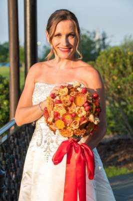 «Прожорливая» невеста сделала букет из пиццы