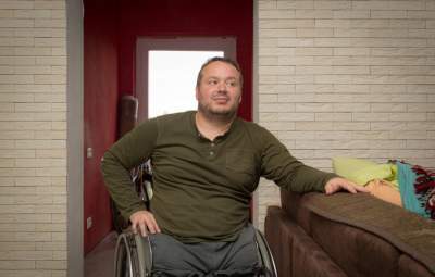 Белорус в инвалидной коляске своими руками переоборудовал старый дом. Фото