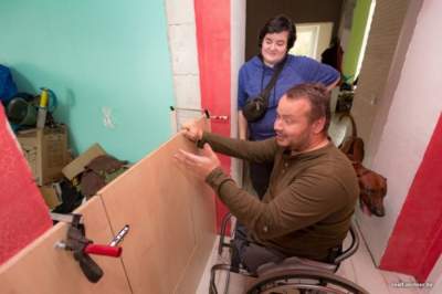 Белорус в инвалидной коляске своими руками переоборудовал старый дом. Фото
