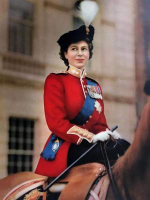 Жизнь британских монархов в редких снимках. Фото