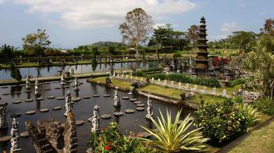 Пейзажи уникального водного дворца Тиртаганга на Бали. Фото