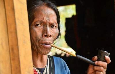 Вне закона: как живется женщинам Мьянмы с тату на лице. Фото