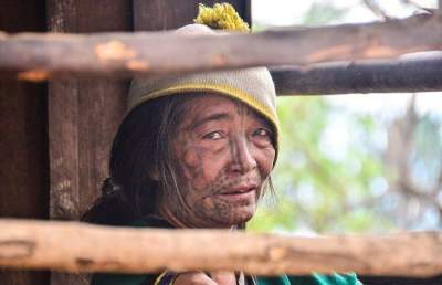 Вне закона: как живется женщинам Мьянмы с тату на лице. Фото