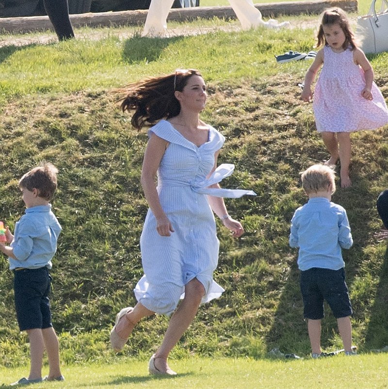 Дочь принца Уильяма и Кейт показала всем, что умеет стоять на голове (фото)