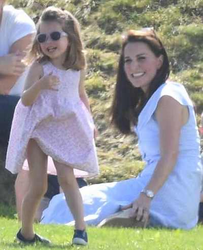 Дочь принца Уильяма и Кейт показала всем, что умеет стоять на голове (фото)