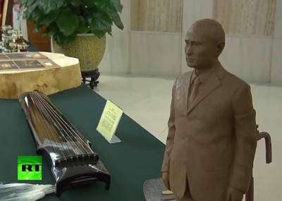 В Сети высмеяли статую Путина с «краником»