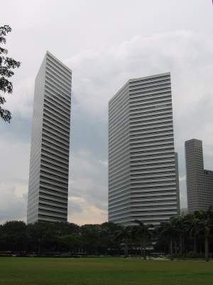 Это здание в Сингапуре сбивает людей с толку. Фото