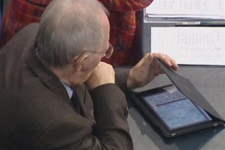 Министра застукали за игрой на iPad в парламенте