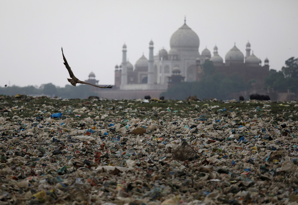 Грязь и пластиковый мусор Индии