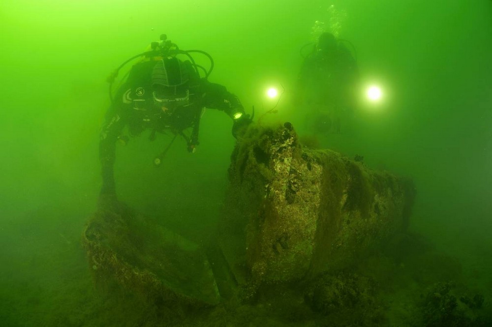 Пластиковые отходы и другой мусор в море