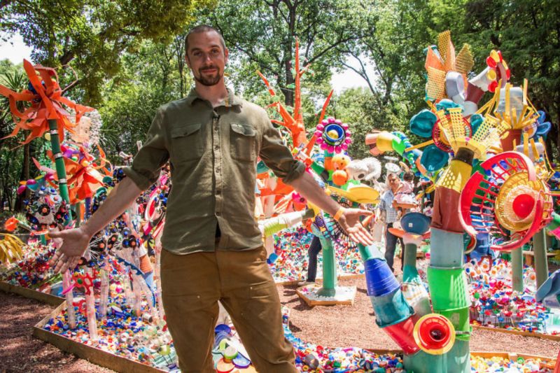 Художник создал Лес будущего из 3 тонн пластиковых отходов