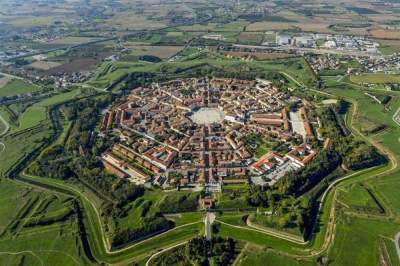 Так выглядит уникальный город-крепость в Италии. Фото