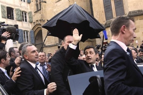 Разгневанные демонстранты загнали Саркози в бар