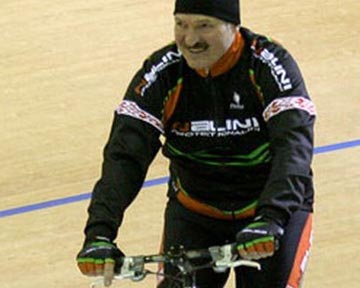 Лукашенко предложил главе союза велосипедистов посоревноваться