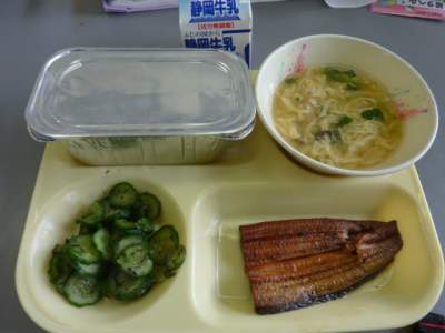 Так выглядят обеды японских школьников. Фото