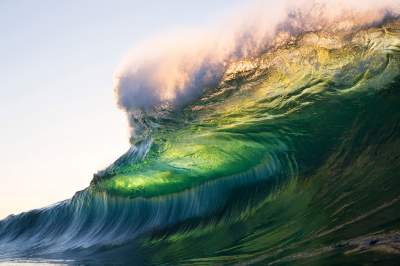 Фотограф показал невероятную мощь морских волн. Фото