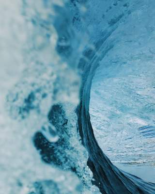 Фотограф показал невероятную мощь морских волн. Фото