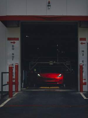 Как устроена фабрика Tesla Model 3. Фото