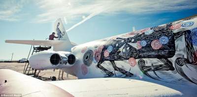Художники превратили старые самолеты в произведения искусства. Фото