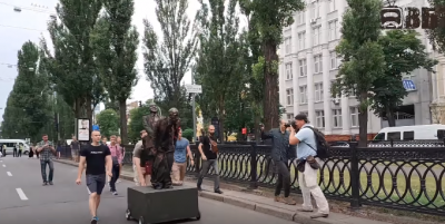В Киеве на Марше равенства видели неприличную скульптуру Путина