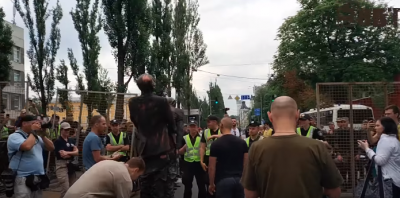 В Киеве на Марше равенства видели неприличную скульптуру Путина