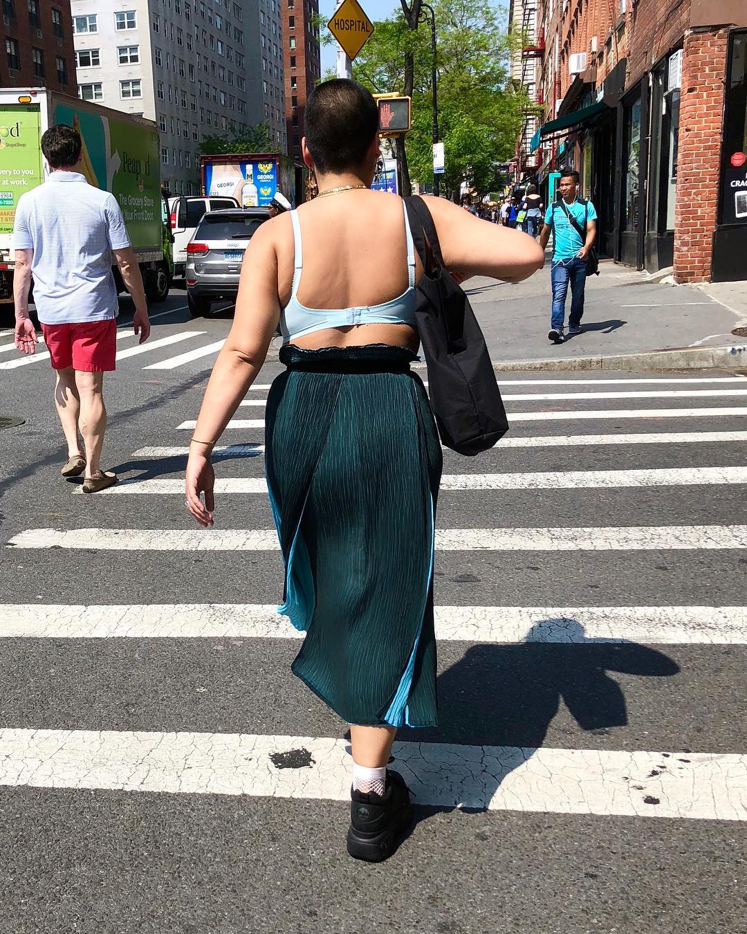 Модные персонажи улиц Нью-Йорка со спины