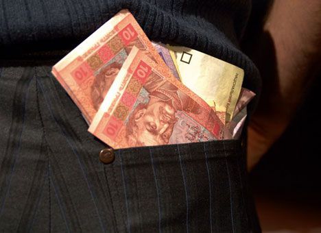 Каждая четвертая гривня соцпомощи в Украине уходит богачам 