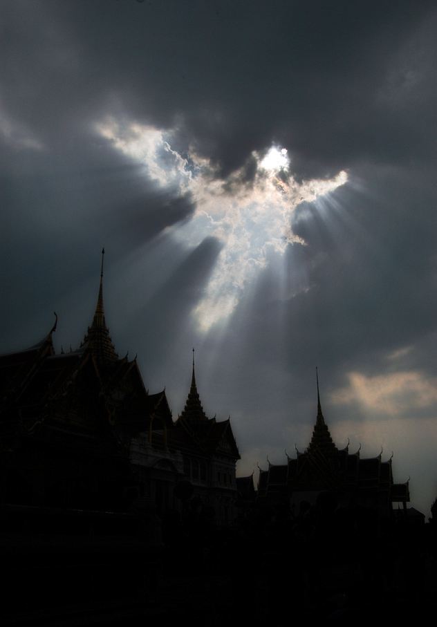 Путешественник сфотографировал "ангела" над храмом в Таиланде