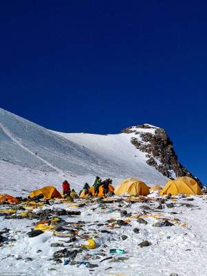 Деятельность альпинистов превращает Эверест в "мусорную гору". Фото