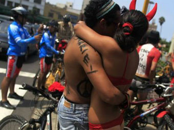 Сотни голых велосипедистов прокатились по столице Перу  