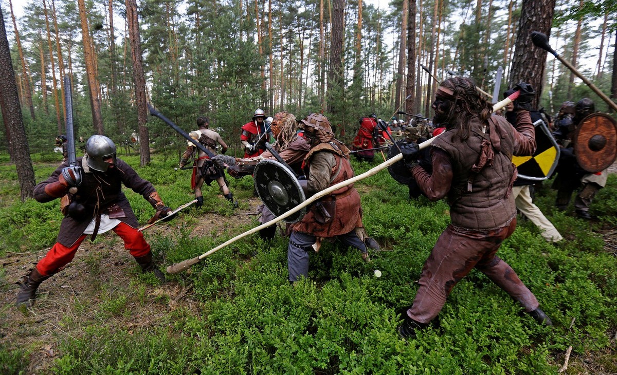 Битва персонажей из книг Толкиена в чешском лесу