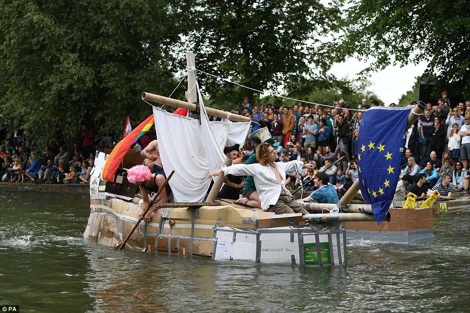 Студенты Кембриджского университета провели заплыв на картонных лодках