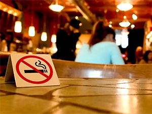 Курильщики потребовали разрешить курение в барах и ресторанах